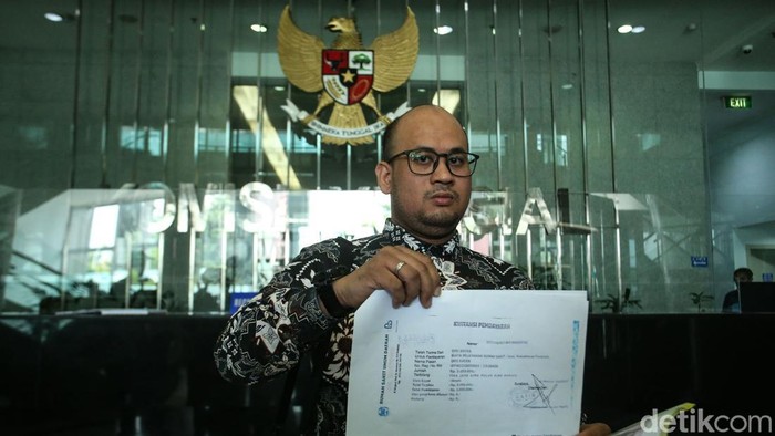 Tim pengacara Dini Sera Afriyanti, Dimas Yemahura Al Farauq usai memenuhi panggilan di Komisi Yudisial, Jakarta, Kamis (8/8/2024).