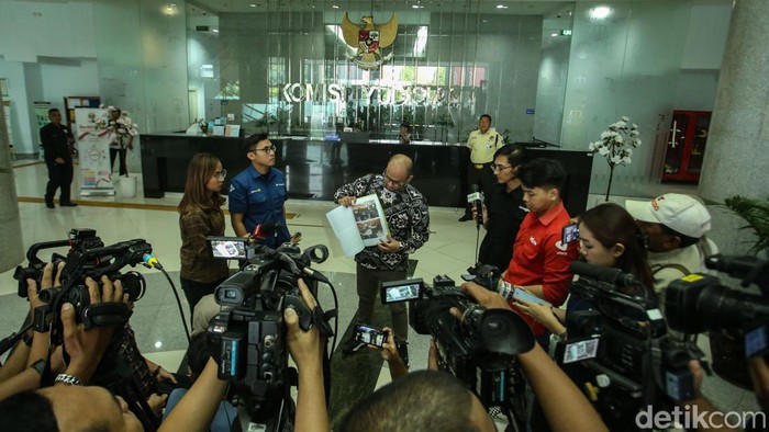 Tim pengacara Dini Sera Afriyanti, Dimas Yemahura Al Farauq usai memenuhi panggilan di Komisi Yudisial, Jakarta, Kamis (8/8/2024).
