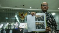 Dimas mengatakan hari ini pihaknya diperiksa oleh Komisi Yudisial selaku pelapor. Pihak yang diperiksa semuanya merupakan tim pengacara Dini Sera yang mengikuti jalannya persidangan.