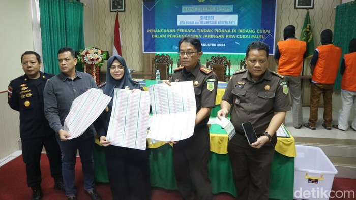 Bea Cukai Kudus dan Kejaksaan Negeri Pati menggelar konferensi pers pengungakapan jaringan peredaran pita cukai palsu di Pati, Kamis (8/8/2024).