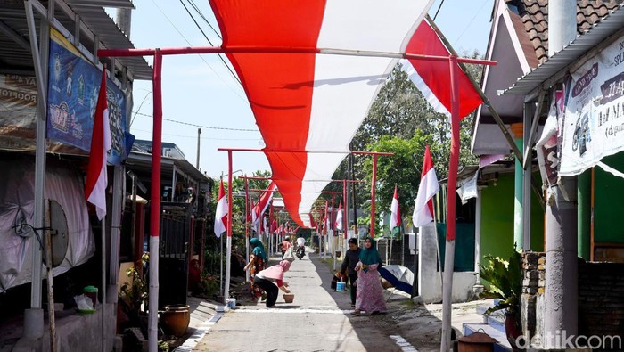 Bendera Merah Putih Ratusan Meter Hiasi Kampung Kebonagung Malang