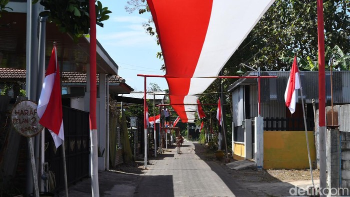 Bendera Merah Putih Ratusan Meter Hiasi Kampung Kebonagung Malang
