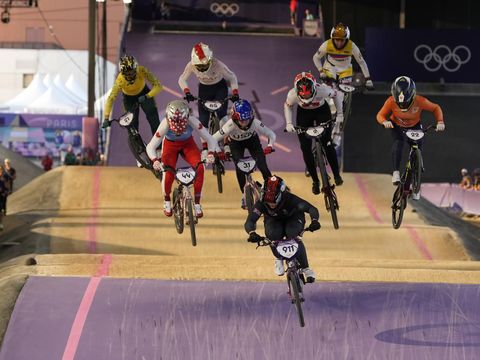 Bethany Shriever dari Inggris memimpin rombongan pesepeda selama ajang balap BMX di Olimpiade Musim Panas 2024. (AP Photo/Ricardo Mazalan)