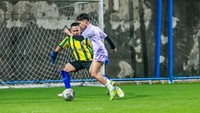 Betrand Peto juga tak masalah kalau harus disenggol lawan saat main bola. (Foto: dok Instagram)