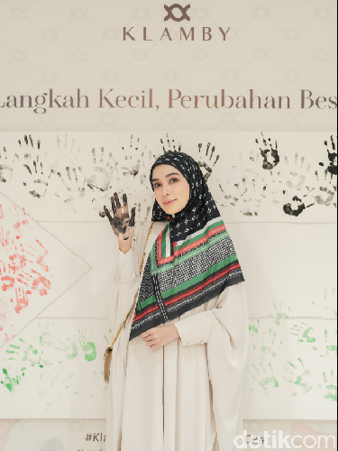 Brand hijab dan busana muslim Klamby mengadakan gerakan 1.000 cap tangan.