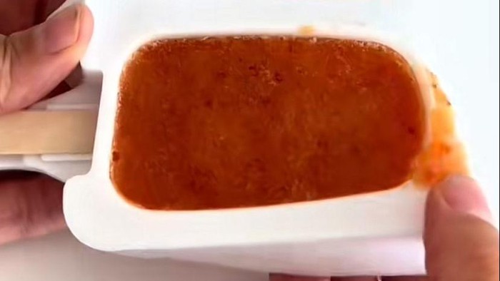 bule bikin es krim pakai rambutan campur cabe merah