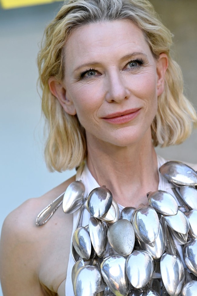 Baju halter neck ini dikreasikan oleh Ellen Hodavoka Larsson, seorang perancang busana asal Swedia. Dia mengumpulkan sendok bekas dari berbagai toko barang antik. Foto: Getty Images