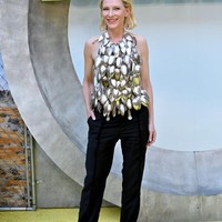 Pemeran Galadriel dalam trilogi ‘The Lord of the Rings’ ini memadukan atasan berdetail unik itu dengan celana panjang hitam dan pointy shoes berwarna senada. Foto: Getty Images