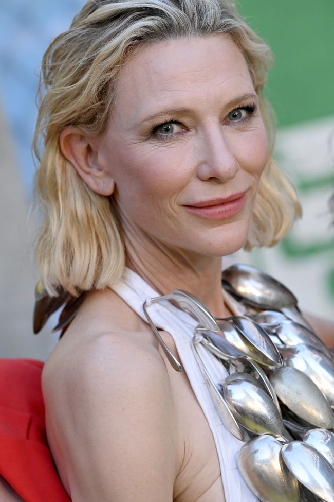 Untuk membuat busananya terlihat lebih menonjol, Cate tidak banyak memakai perhiasan bling-bling, Dia hanya mengenakan cincin dari Louis Vuitton. Foto: Getty Images