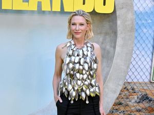 Gaya Unik Cate Blanchett Pakai Baju Terbuat dari Sendok Bekas