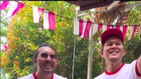 Ini momen David Bayu saat pembukaan gerai roti buaya. Alih-alih potong tumpeng, ia justru potong roti buaya sebagai simbol. Foto: Instagram @davidbayudj