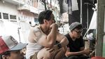 Gaya David Bayu saat Promosikan Roti Buaya di Gerainya
