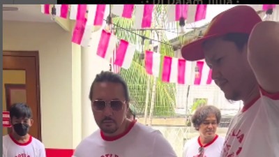 Gaya David Bayu saat Promosikan Roti Buaya di Gerainya