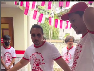Gaya David Bayu saat Promosikan Roti Buaya di Gerainya