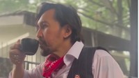 Selain itu, beberapa unggahan di Instagramnya juga memperlihatkan dirinya tengah meneguk kopi, seperti pada momen ini. Foto: Instagram @davidbayudj
