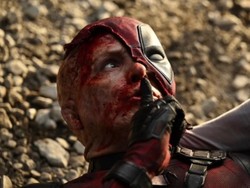 7 Film Superhero Rating Dewasa Terbaik