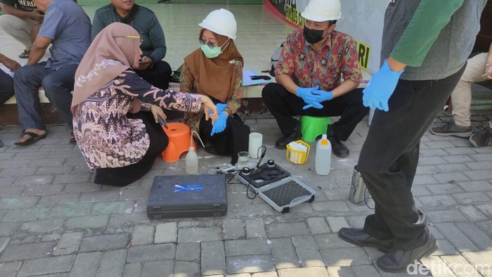 DLHK Sidoarjo datang ke lokasi sumur yang airnya berasap