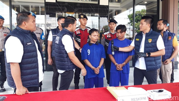 Kasat Reskrim Polres Boyolali, Iptu Joko Purwadi, menanyai dua pesilat tersangka pengeoroyokan yang sempat buron, dalam konferensi pers Kamis(8/8/2024).
