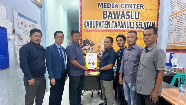 Edison Rambe bersama kuasa hukum melaporkan Dolly Pasaribu ke Bawaslu Tapsel (Dok. Istimewa)