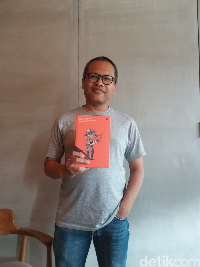 Eka Kurniawan saat ngobrol soal novel terbarunya Anjing Mengeong, Kucing Menggonggong pada Rabu (7/8/2024).