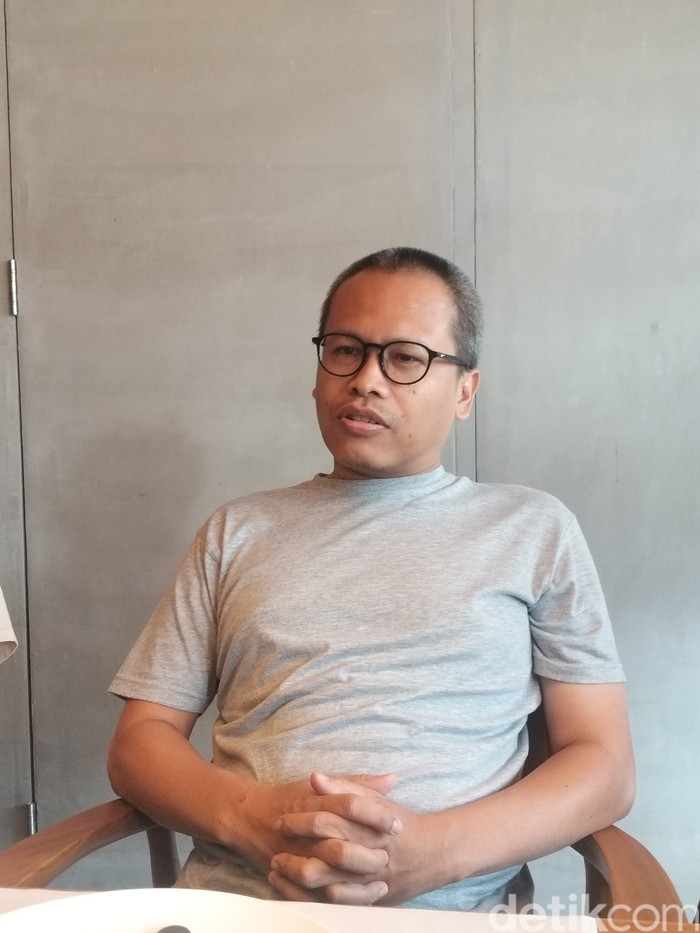 Eka Kurniawan saat ngobrol soal novel terbarunya Anjing Mengeong, Kucing Menggonggong pada Rabu (7/8/2024).