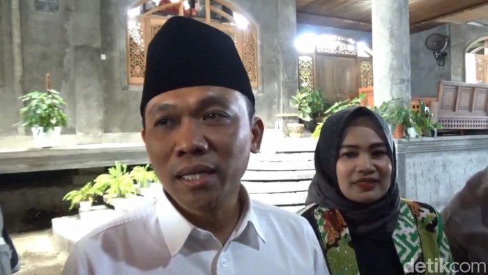 Eks Bupati Lumajang Thoriqul Haq saat bertamu ke rumah Lucita Izza Farika atau Ning Fika.