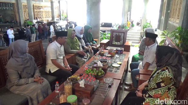 Eks Bupati Lumajang Thoriqul Haq saat bertamu ke rumah Lucita Izza Farika atau Ning Fika.
