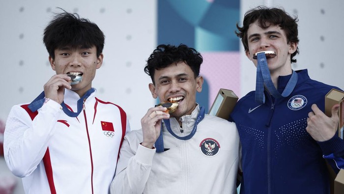Paris 2024 Olympics - Climbing - Mens Speed Victory Ceremony - Le Bourget Sport Climbing Venue, Le Bourget, France - August 08, 2024. Gold medallist Veddriq Leonardo of Indonesia, silver medallist Peng Wu of China and bronze medallist Sam Watson of United States pose with medals. REUTERS/Benoit Tessier