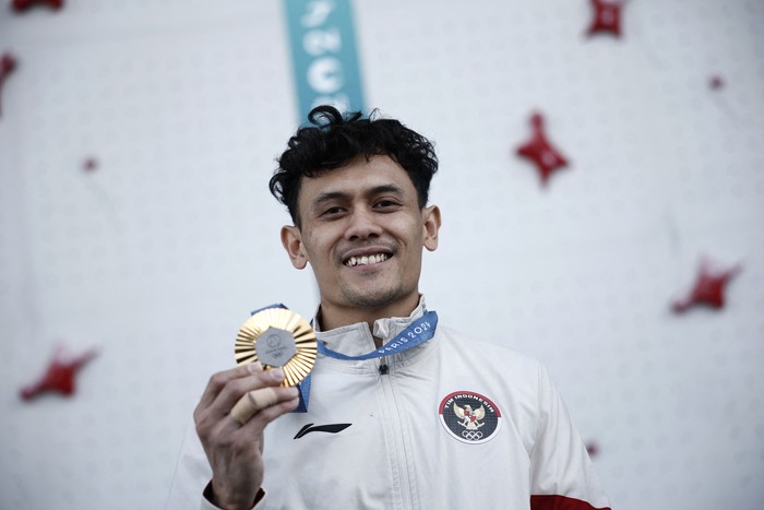 Paris 2024 Olympics - Climbing - Mens Speed Victory Ceremony - Le Bourget Sport Climbing Venue, Le Bourget, France - August 08, 2024. Gold medallist Veddriq Leonardo of Indonesia celebrates of the podium REUTERS/Benoit Tessier