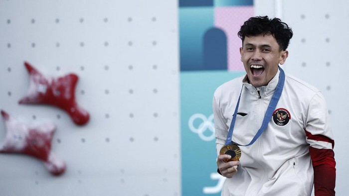 Paris 2024 Olympics - Climbing - Men's Speed Victory Ceremony - Le Bourget Sport Climbing Venue, Le Bourget, France - August 08, 2024. Gold medallist Veddriq Leonardo of Indonesia celebrates of the podium REUTERS/Benoit Tessier