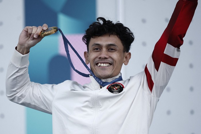 Paris 2024 Olympics - Climbing - Mens Speed Victory Ceremony - Le Bourget Sport Climbing Venue, Le Bourget, France - August 08, 2024. Gold medallist Veddriq Leonardo of Indonesia celebrates of the podium REUTERS/Benoit Tessier
