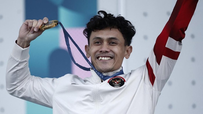 Ekspresi Veddriq Usai Sumbang Emas Olimpiade Pertama untuk Indonesia Paris 2024 Olympics - Climbing - Men's Speed Victory Ceremony - Le Bourget Sport Climbing Venue, Le Bourget, France - August 08, 2024. Gold medallist Veddriq Leonardo of Indonesia celebrates of the podium REUTERS/Benoit Tessier
