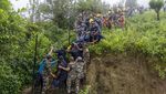 Evakuasi Jenazah Jatuhnya Helikopter di Hutan Nepal