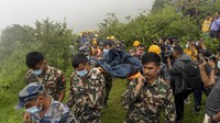 Tim penyelamat membawa jenazah jatuhnya helikopter Air Dynasty di Suryachaur, Kathmandu, Nepal, Rabu (7/8/2024).
