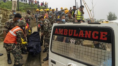 Evakuasi Jenazah Jatuhnya Helikopter di Hutan Nepal