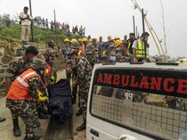 Evakuasi Jenazah Jatuhnya Helikopter di Hutan Nepal
