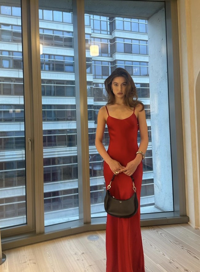 Dalam beberapa tahun terakhir, Eve pernah muncul di sampul Vogue Jepang dan iklan Louis Vuitton. Ia juga sering tampil di acara fashion, termasuk pekan mode. Foto: dok. Instagram @evejobs