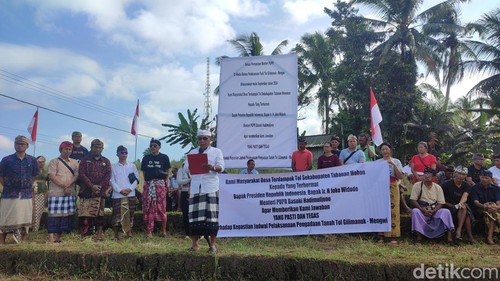 Forum Perbekel dan Masyarakat Terdampak Tol Gilimanuk-Mengwi menggelar aksi damai di Desa Antosari, Kecamatan Selemadeg Barat, Tabanan pada Kamis (8/8/2024). (Ahmad Firizqi Irwan/detikBali)