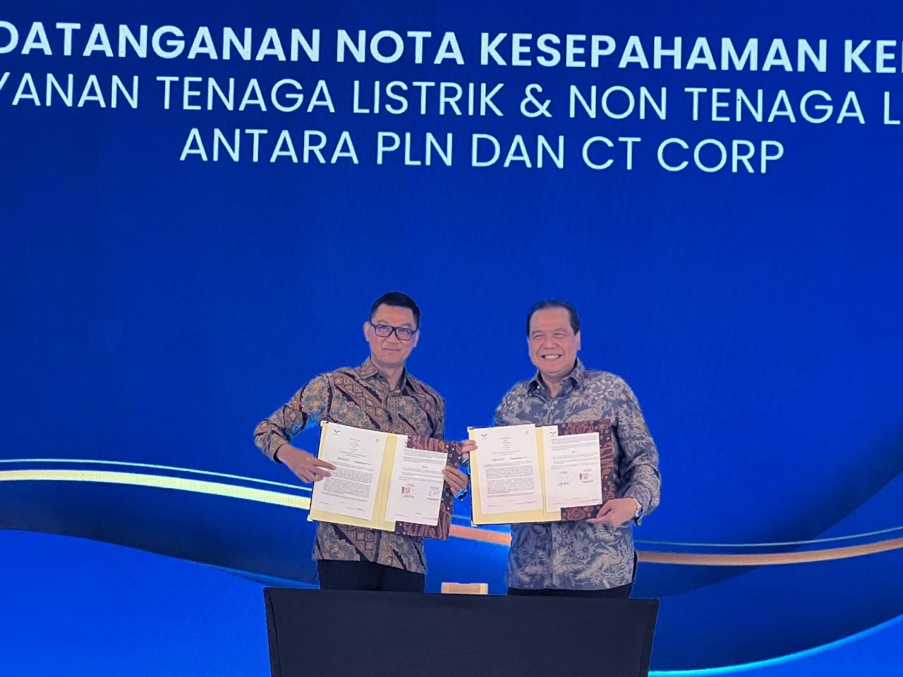 Founder & Chairman CT Corp, Chairul Tanjung dan Wakil Direktur Utama PT PLN Persero, Darmawan Prasodjo dalam Peresmian Pembangkit Listrik Tenaga Surya Trans Studio Mall. (Dok. CT Corp)