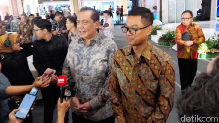 Founder & Chairman CT Corp Chairul Tanjung saat seremoni peresmian pengoperasian PLTS Atap di TSM Makassar.