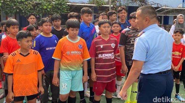 Danlanud Husein Sastranegara, Kolonel Pnb Alfian, menyaksikan proses latihan para talenta muda yang berasal dari SMP Angkasa.