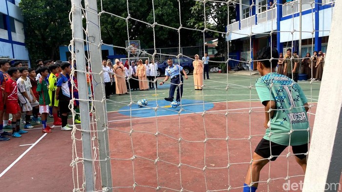 Danlanud Husein Sastranegara, Kolonel Pnb Alfian, menyaksikan proses latihan para talenta muda yang berasal dari SMP Angkasa.