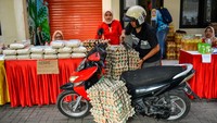 Warga menurunkan telor untuk dijual pada gerakan pangan murah yang digelar di Kantor Kelurahan Pasirkaliki, Cimahi, Jawa Barat, Kamis (8/8/2024).