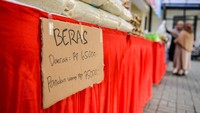 Pemerintah Kota Cimahi menggelar gerakan pangan murah yang menjual kebutuhan pokok dengan harga di bawah pasar dalam rangka stabilisasi pasokan dan harga pangan.   