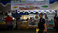 Warga membeli beras SPHP pada gerakan pangan murah yang digelar di Kantor Kelurahan Pasirkaliki, Cimahi, Jawa Barat, Kamis (8/8/2024).