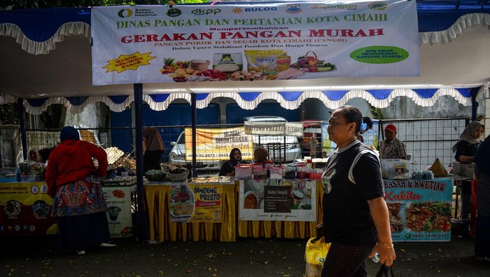 Warga membeli beras SPHP pada gerakan pangan murah yang digelar di Kantor Kelurahan Pasirkaliki, Cimahi, Jawa Barat, Kamis (8/8/2024). Pemerintah Kota Cimahi menggelar gerakan pangan murah yang menjual kebutuhan pokok dengan harga di bawah pasar dalam rangka stabilisasi pasokan dan harga pangan. ANTARA FOTO/Raisan Al Farisi/foc.