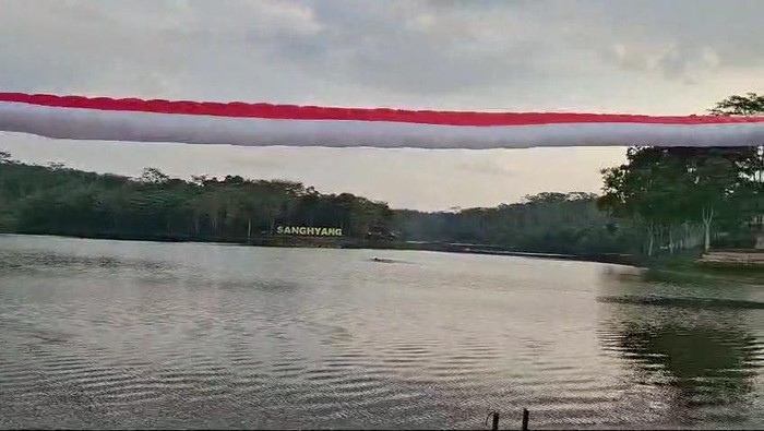 Gladi pengibaran bendera raksasa di Tasikmalaya.
