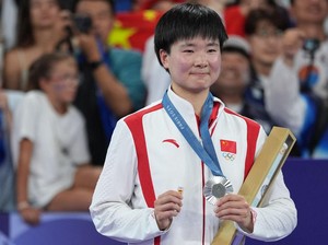 He Bing Jiao Gantung Raket dari Bulutangkis Internasional