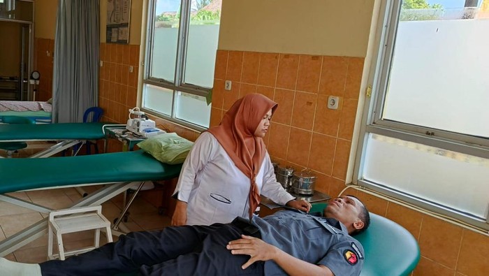 HS saat melakukan pemeriksaan usai mengalami penganiayaan