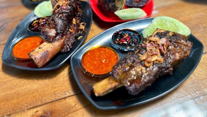 Iga Bakar Terenak di Rawamangun, Harus Rela Antre Berjam-jam!